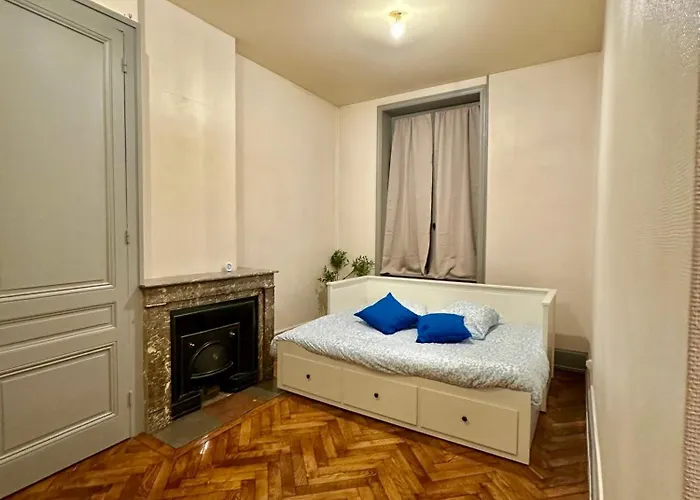 Calme Proche De La Gare Apartmán *